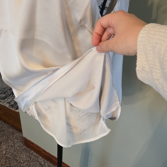 Elegant White Sleeveless Top - Picture 3 of 6